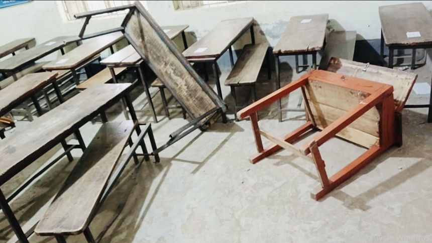 গণিত পরীক্ষা খারাপ হওয়ায় পরীক্ষার্ধীরা কেন্দ্র ভাঙচুর করে। ছবি: সংগৃহীত