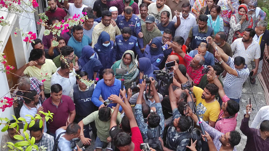 নারায়ণগঞ্জ সিটি কর্পোরেশনের (নাসিক) সাবেক মেয়র ডা. সেলিনা হায়াৎ আইভীকে আজ শুক্রবার সকাল পৌনে ছয়টার দিকে গ্রেপ্তার করেছে পুলিশ। ছবি: স্টার