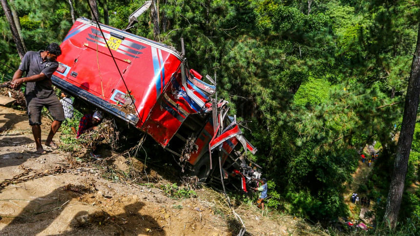 শ্রীলঙ্কায় তীর্থযাত্রীবাহী বাস খাদে পড়ে ২১ জন নিহত হয়েছেন। ছবি: এএফপি