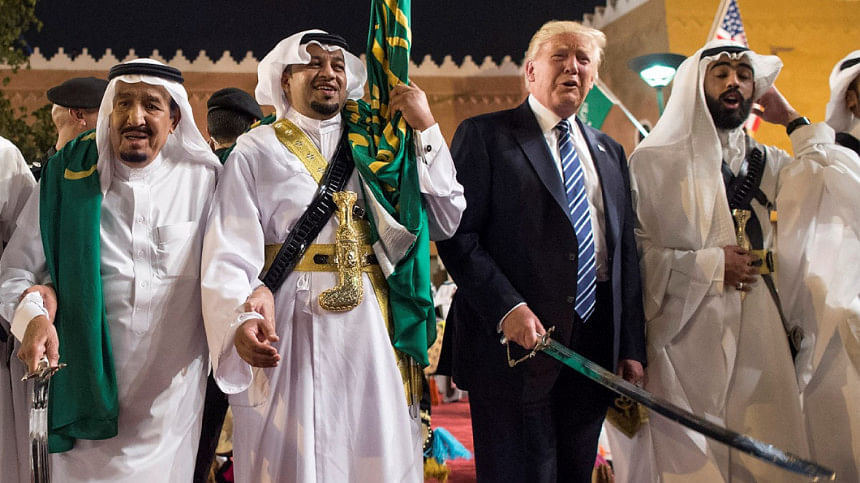 US President Donald Trump (2nd-R) and Saudi Arabia's King Salman bin Abdulaziz al-Saud (L) ২০১৭ সালে রিয়াদ সফরের সময় তলোয়ার নাচে অংশ নেন তৎকালীন মার্কিন প্রেসিডেন্ট ডোনাল্ড ট্রাম্প ও সৌদি শাসক রাজা সালমান বিন আবদুল আজিজ আল-সৌদ। ফাইল ছবি: এএফপি