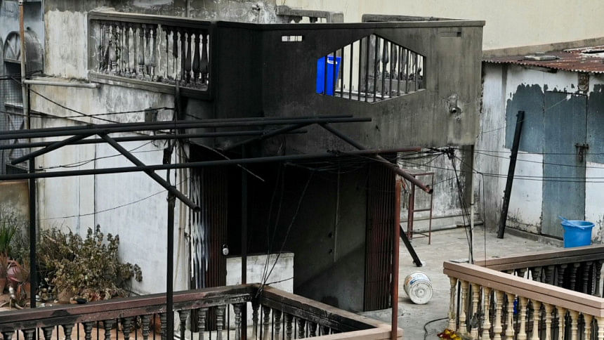 হায়দ্রাবাদের কৃষ্ণ পার্লস ভবনে আগুন লেগে ১৭ জন নিহত হয়েছেন। ছবি: এএফপি