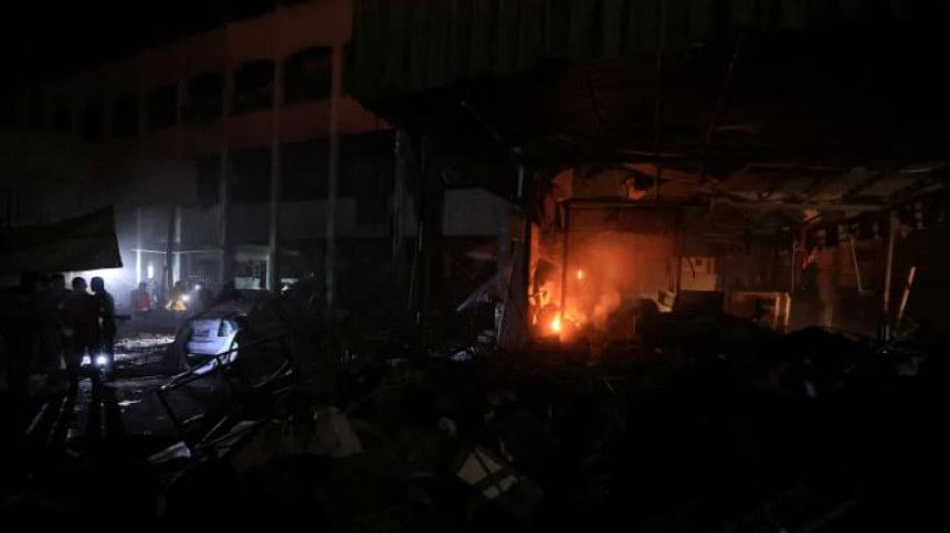 সূর্যোদয়ের সময় ইসরায়েলি হামলায় গাজার আল-দারাজ মহল্লার ফাহমি আল-জারজাওয়ি স্কুলে আগুন ধরে যায়। ছবি: রয়টার্স