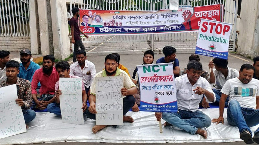 অবস্থান ধর্মঘট পালন করছেন জাতীয়তাবাদী শ্রমিক দলের চট্টগ্রাম বন্দর শাখার নেতা-কর্মীরা। ছবি: সংগৃহীত