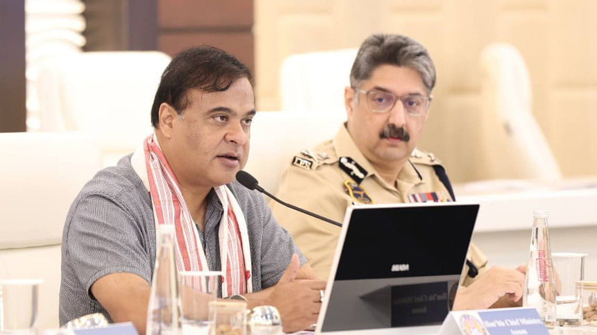 পুলিশ কর্মকর্তাদের প্রতি বক্তব্য রাখছেন আসামের মুখ্যমন্ত্রী হিমন্ত বিশ্ব শর্মা। ফাইল ছবি: আসাম পুলিশের ফেসবুক পেইজ