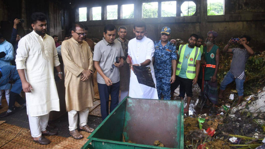 ডিএসসিসির আবর্জনা অপসারণ কার্যক্রম পরিদর্শন করেন স্থানীয় সরকার উপদেষ্টা আসিফ মাহমুদ সজীব ভূঁইয়া। ছবি: স্টার