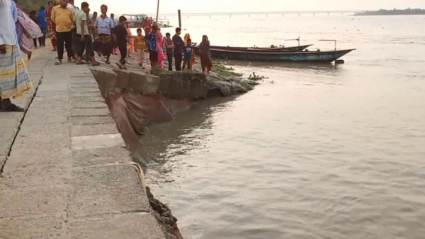 পদ্মা সেতু প্রকল্প রক্ষা বাঁধে ভাঙন। শরীয়তপুরের জাজিরার নাওডোবা জিরো পয়েন্ট এলাকায়. ছবি: পলাশ খান/স্টার