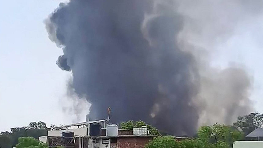 আহমেদাবাদে উড়োজাহাজ বিধ্বস্তের পরের দৃশ্য। ছবি: এএফপি
