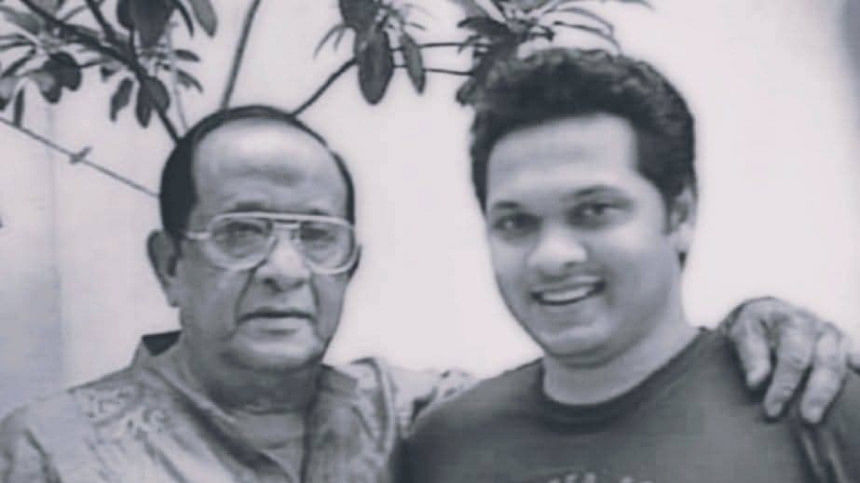 বাবার নায়করাজের সঙ্গে সাদাকালো ফ্রেমে সম্রাট। ছবি: সংগৃহীত