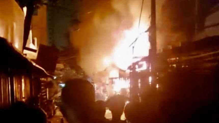 ভিয়েতনামের আবাসিক ভবনে অগ্নিকাণ্ডে ৮ জন প্রাণ হারিয়েছেন। ছবি: এএফপি