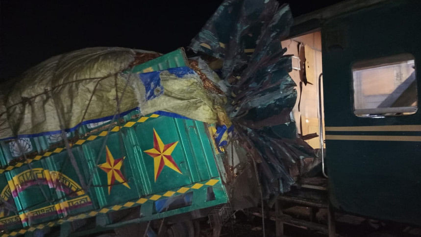 খুলনার একটি লেভেল ক্রসিংয়ে যাত্রীবাহী ট্রেনের সঙ্গে ট্রাকের সংঘর্ষ হয়েছে। ছবি: সংগৃহীত