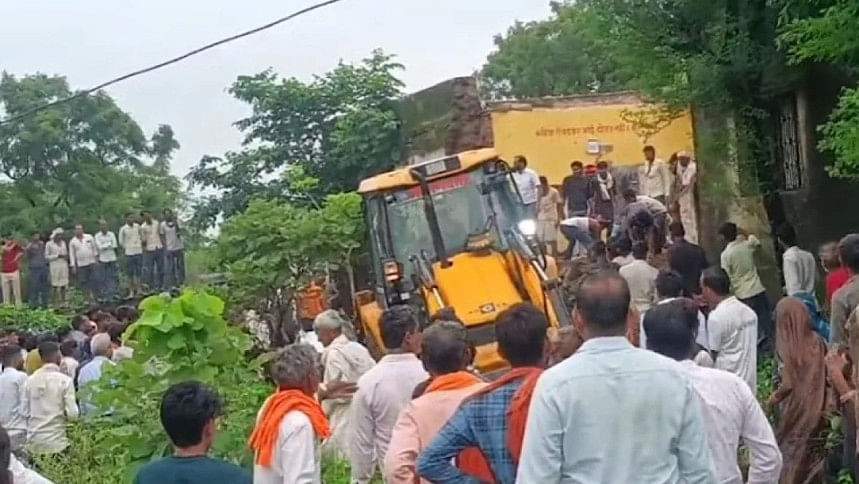 রাজস্থানের ঝালাওয়াড়ের স্কুলে ছাদ ধসে পড়ার পর উদ্ধার কার্যক্রম চলছে। ছবি: স্টেটসম্যান