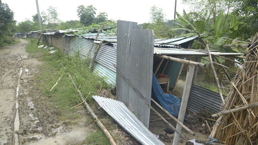 নওহাটা পৌরসভার বাঘসারা পুল এলাকার অন্তত ৭টি আদিবাসী পরিবারকে বাড়িছাড়া করা হয়েছে। ছবি: স্টার