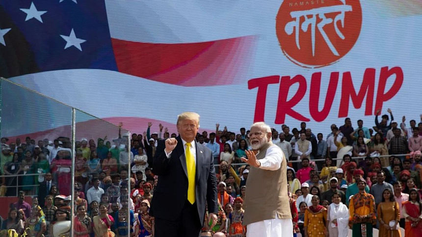 ট্রাম্পকে স্বাগত জানাতে 'নমস্তে ট্রাম্প' নামের অনুষ্ঠানের আয়োজন করেছিলেন মোদি। ফাইল ছবি: এএফপি