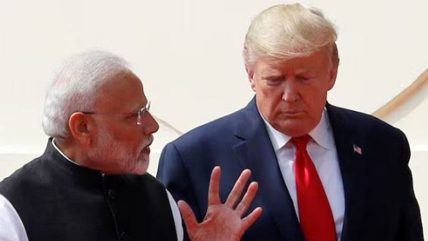 ট্রাম্পকে বোঝাচ্ছেন ট্রাম্প। তবে ট্রাম্প কী বুঝলেন, সেটা বোঝা দায়। প্রতীকী ছবি: রয়টার্স