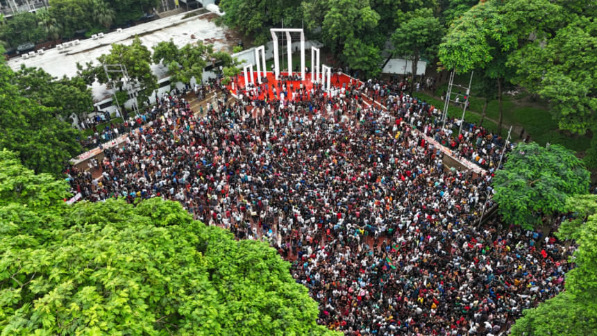 ২০২৪ সালের ৩ আগস্ট তোলা এই ছবি আমাদেরকে দেখাচ্ছে কীভাবে কেন্দ্রীয় শহীদ মিনার জুলাই গণঅভ্যুত্থানকে অনুপ্রেরণা জুগিয়েছে। তা সত্ত্বেও, জুলাই ঘোষণাপত্রে ভাষা আন্দোলনের ঠাঁই মেলেনি। ফাইল ছবি: নাঈমুর রহমান