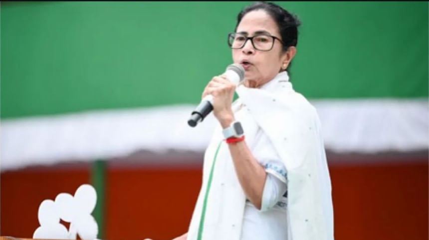 বক্তব্য রাখছেন তৃণমূল কংগ্রেসের নেতা মমতা। ছবি: স্টেটসম্যান