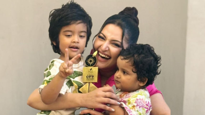 পরিবারের সঙ্গে উদযাপন করছেন পরীমনি। ছবি: স্টার