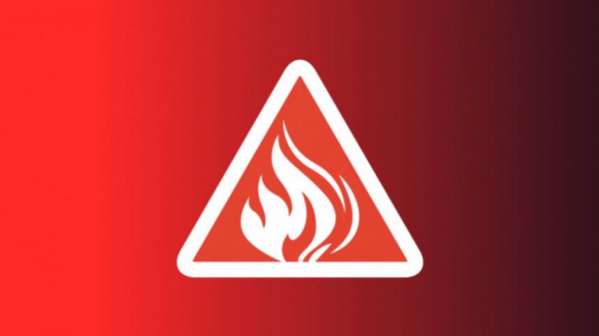 তেজগাঁওয়ে থেমে থাকা ট্রেনের বগিতে আগুন, আটক ২