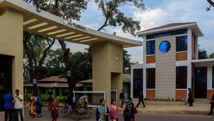 নিয়োগ পরীক্ষায় নকল করতে গিয়ে ধরা, দৌড়ে পালালেন চবি কর্মচারী