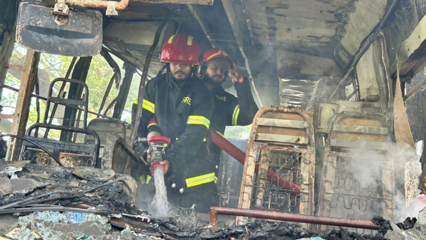 মুন্সীগঞ্জে বাসচাপায় ৬ বছরের শিশু নিহত, বাসে আগুন