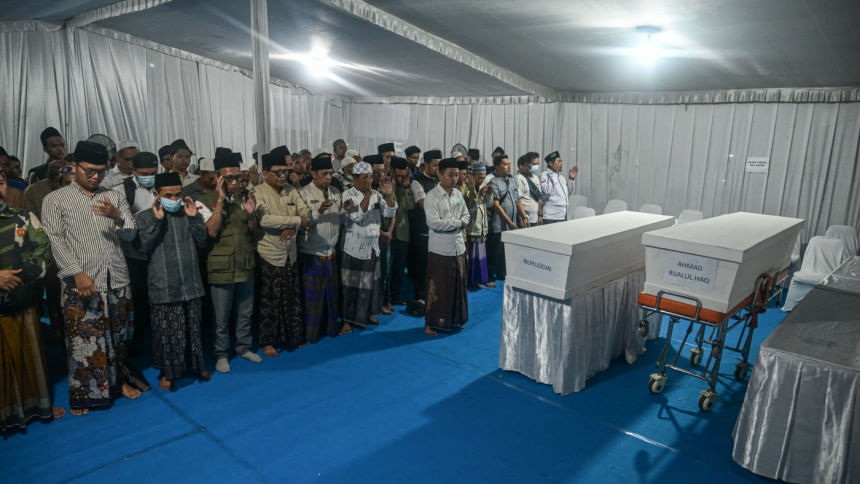 ইন্দোনেশিয়ার স্কুল ভবন ধসে মৃত এক শিক্ষার্থীর জানাজা পড়ছেন আত্মীয় পরিজন। ছবি: রয়টার্স