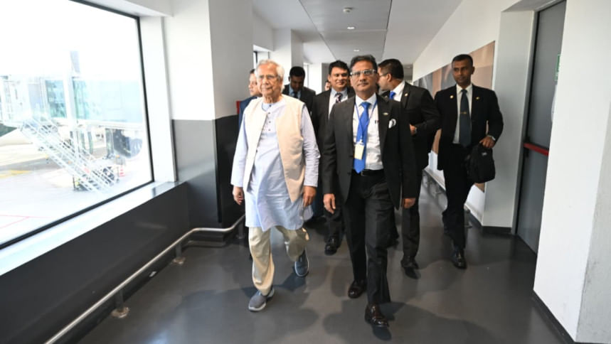 প্রধান উপদেষ্টা অধ্যাপক মুহাম্মদ ইউনূস আজ রোববার স্থানীয় সময় বিকেল ৫টায় ইতালির রাজধানী রোম পৌঁছেছেন। ছবি : প্রধান উপদেষ্টার প্রেস উইং/বাসস