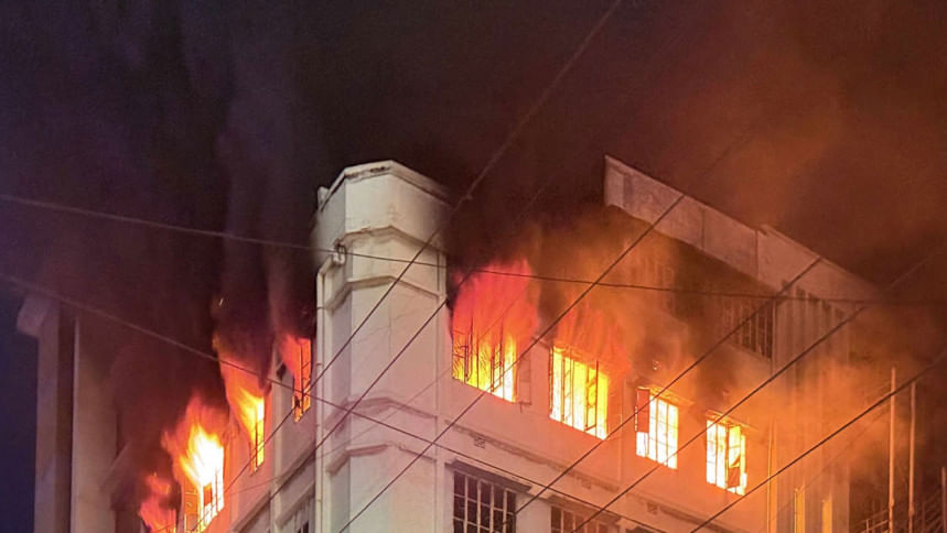 মিরপুরে বহুতল ভবনে আগুন, নিয়ন্ত্রণে ফায়ার সার্ভিসের ৬ ইউনিট