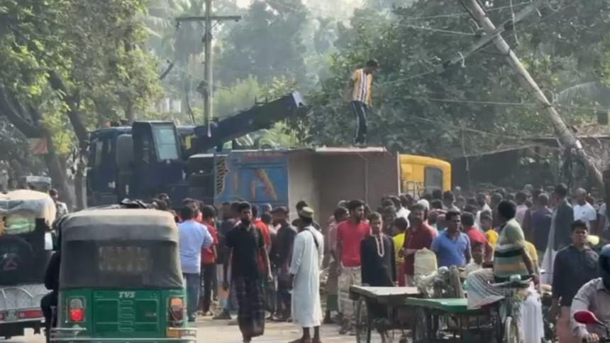 পাবনায় ট্রাকচাপায় স্কুলগামী ২ শিক্ষার্থীসহ নিহত ৩