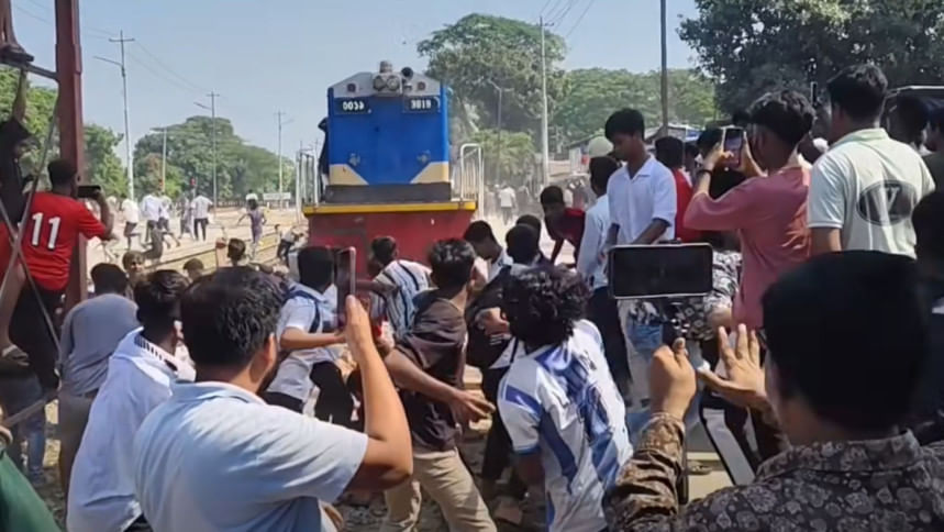 ভৈরবকে জেলা ঘোষণার দাবিতে ট্রেন থামিয়ে পাথর নিক্ষেপ