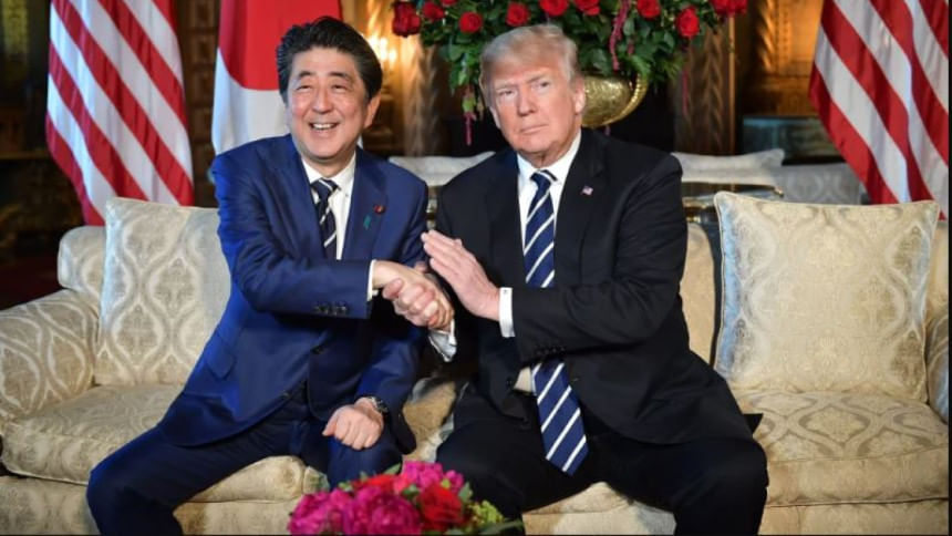 জাপানের সাবেক প্রধানমন্ত্রী শিনজো আবের সঙ্গে ট্রাম্প। ফাইল ছবি: এএফপি