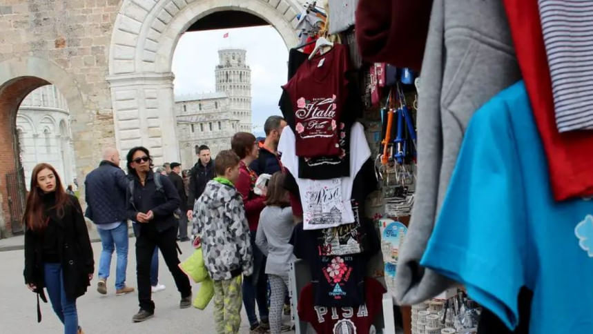 রোমের সড়কে বাংলাদেশিদের দোকান। ফাইল ছবি: ডয়চে ভেলে