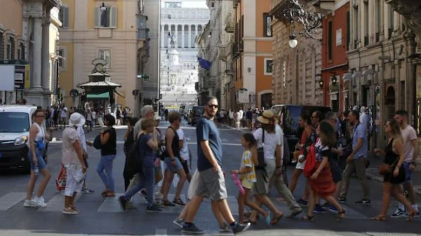 রোমে রাস্তা পার হচ্ছেন ইতালীয়রা। ফাইল ছবি: রয়টার্স