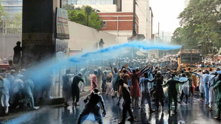 ইবতেদায়ি শিক্ষকদের মিছিলে পুলিশের জলকামান-সাউন্ড গ্রেনেড, আহত অন্তত ৫০