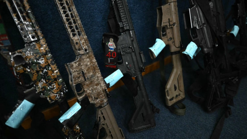 ব্রাজিলের মাদক চক্রের কাছ থেকে উদ্ধার করা অ্যাসল্ট রাইফেল। ছবি: 