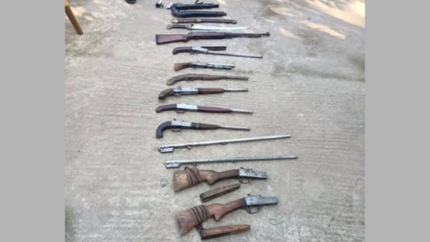 রাউজানে র‍্যাবের অভিযান: বিপুল অস্ত্র জব্দ, দুজন গ্রেপ্তার