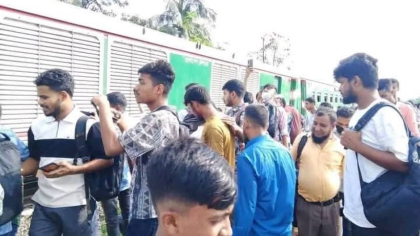 জয়দেবপুরে লাইনচ্যুত মোহনগঞ্জ এক্সপ্রেস, উত্তরবঙ্গ রুটে ট্রেন চলাচল ব্যাহত