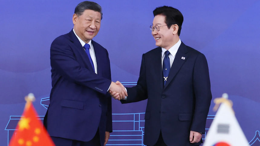 দক্ষিণ কোরিয়ার প্রেসিডেন্ট লি ও চীনের নেতা শি জিনপিং। ছবি: এএফপি