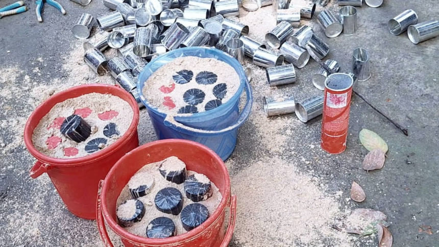 মুন্সীগঞ্জে ৪০টি ককটেল ও ৯৫টি খালি কৌটা উদ্ধার হয়েছে। ছবি: স্টার