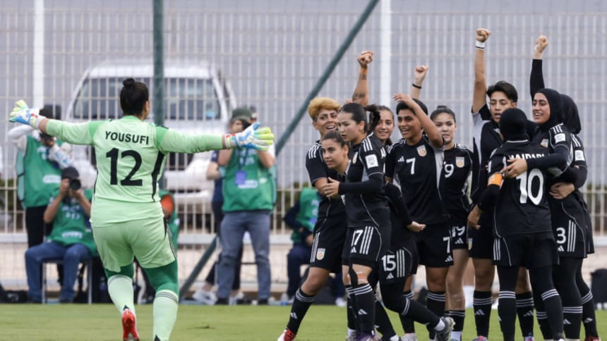 Amaki jiyanini sikayotgan porno videolarni tomosha qiling