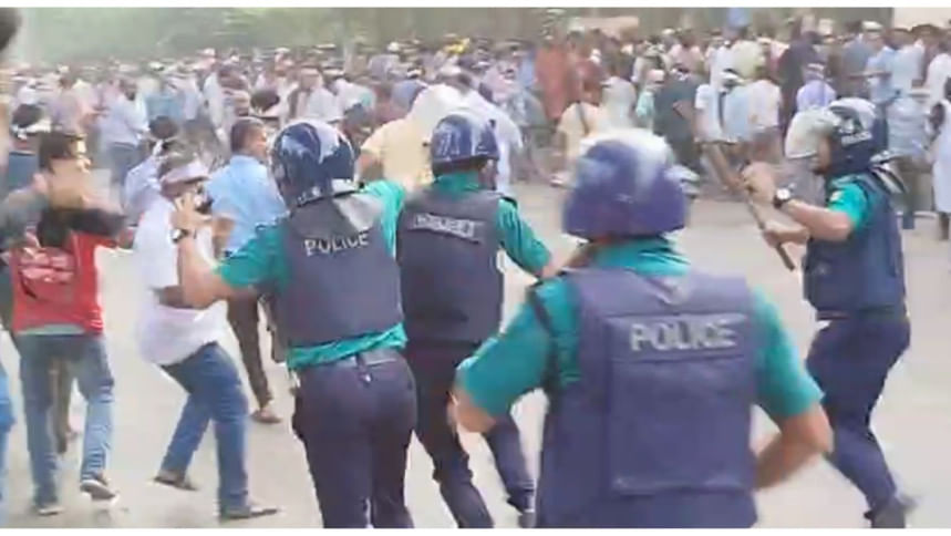 /article/শাহবাগে শিক্ষকদের ওপর পুলিশের লাঠিচার্জ-জলকামান