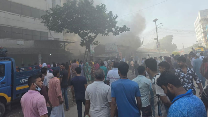 /article/টঙ্গীতে তুলার গুদামে আগুন