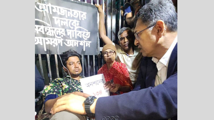 হাসপাতালে নেওয়া হলো অনশনরত তারেককে