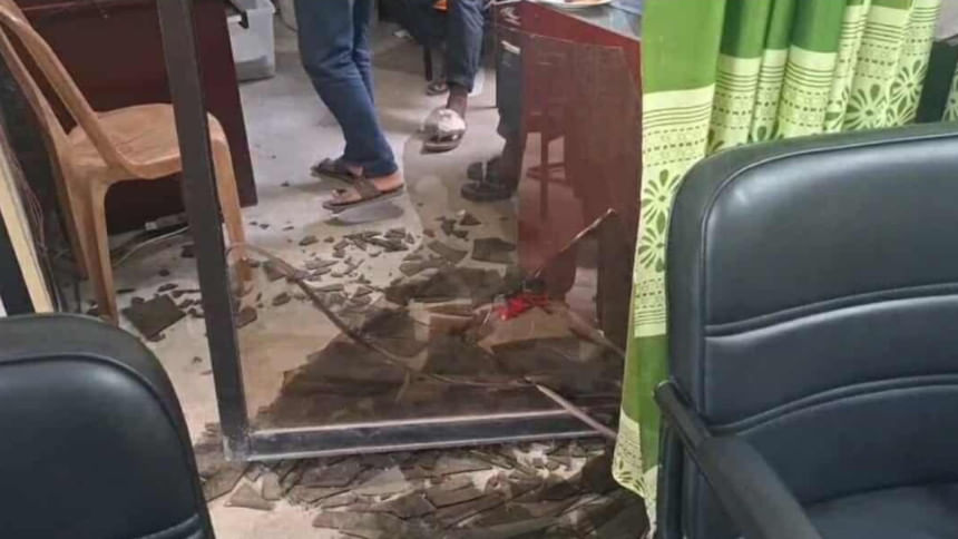 টাঙ্গাইলে নির্বাচন অফিসে হামলা-ভাঙচুর, কর্মকর্তাসহ আহত ৩