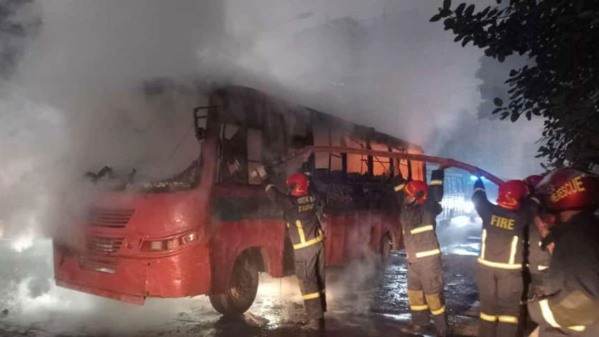 শাহজাদপুর-মেরুল বাড্ডায় ২ বাসে আগুন
