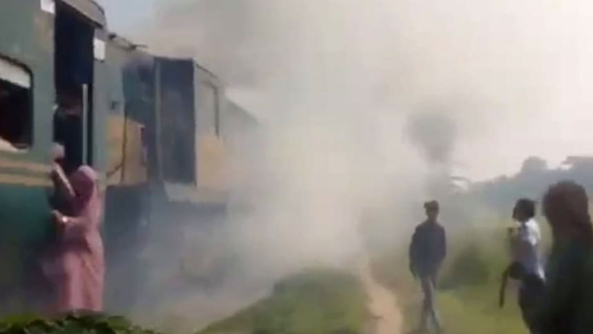 ইঞ্জিনে আগুন, ২ ঘণ্টা পর ময়মনসিংহ-নেত্রকোণা রুটে ট্রেন চলাচল স্বাভাবিক