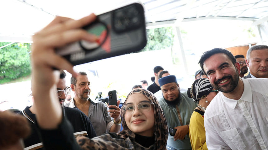 ভক্তদের সঙ্গে সেলফি তুলছেন জোহরান। ছবি: রয়টার্স