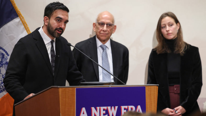 প্রথম ডেপুটি মেয়র ডিন ফুলেহান ও চিফ অব স্টাফ এলে বিসগার্ড-চার্চ-এর নাম ঘোষণা করছেন মেয়র মামদানি। ছবি: রয়টার্স