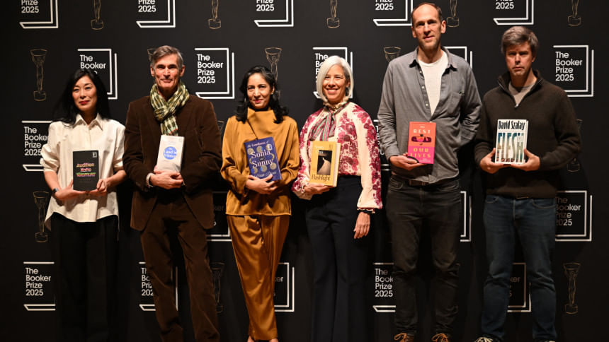বুকারে মনোনীত লেখকরা নিজ নিজ বই হাতে ছবির জন্য পোজ দিচ্ছেন। সবার ডানে পুরস্কারজয়ী ডেভিড সোলোয়। ছবি: এএফপি