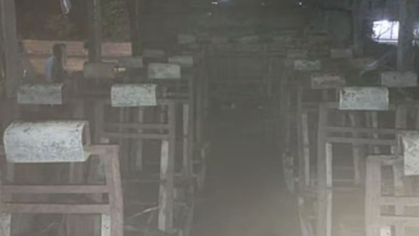 কালিয়াকৈর-নবীনগর সড়কে দাঁড়িয়ে থাকা বাসে আগুন