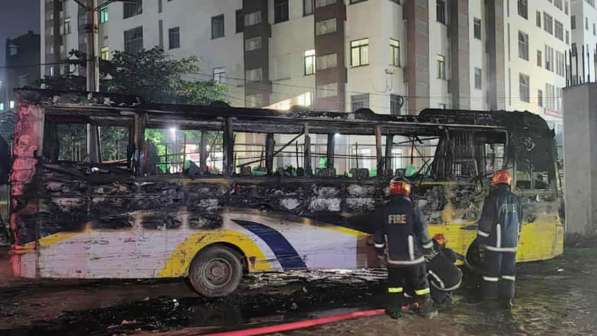 মোটরসাইকেলে এসে আশুলিয়ায় বাসে আগুন, লাফিয়ে বাঁচলেন চালক